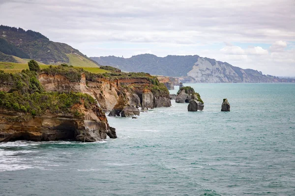 Rochas costeiras e monte Taranaki, Nova Zelândia — Fotografia de Stock