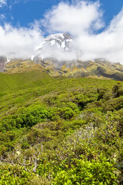 Widok Wulkan Taranaki Pokryte Chmurami Nowa Zelandia — Zdjęcie stockowe
