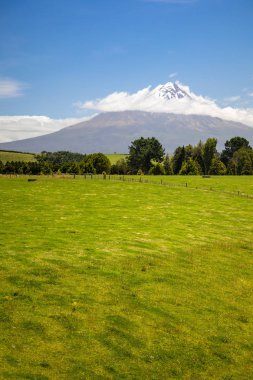 bulutlarla kaplı volkan Taranaki görünümü, Yeni Zelanda 