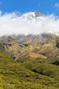 bulutlarla kaplı volkan Taranaki görünümü, Yeni Zelanda 