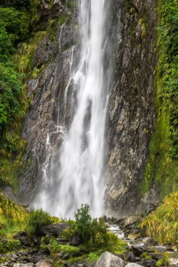 Thunder Creek Falls görünümü, Yeni Zelanda