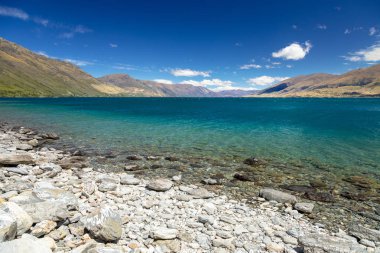 gündüz Yeni Zelanda'nın güneyinde Wanaka Gölü görünümü