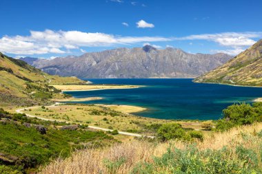 gündüz Yeni Zelanda'nın güneyinde Wanaka Gölü görünümü