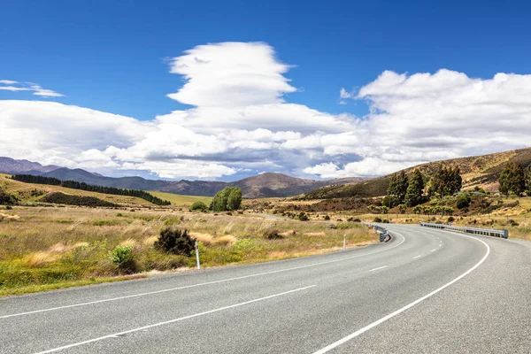在新西兰 南岛的地平线的道路 — 图库照片