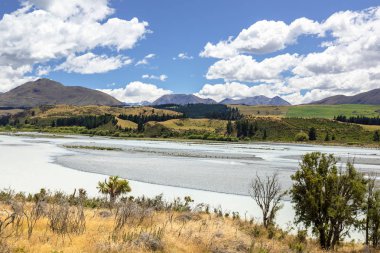 Güney Yeni Zelanda'da Rakaia Nehri sahne görünümü