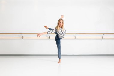 dans stüdyosunda eylem kadın dansçı 