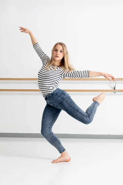 Ballerina Azione Allo Studio Danza — Foto Stock