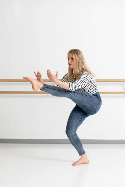 Γυναίκα Χορεύτρια Δράση Στο Στούντιο Χορού — Φωτογραφία Αρχείου