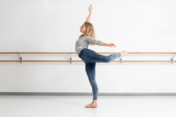 Dançarina Ação Estúdio Dança — Fotografia de Stock