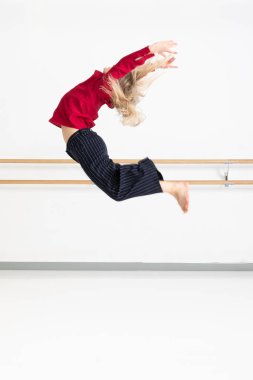 dans stüdyosunda eylem kadın dansçı 