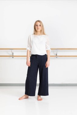 dans stüdyosunda eylem kadın dansçı 