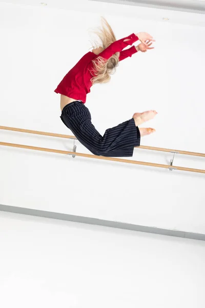 Ballerina Azione Allo Studio Danza — Foto Stock