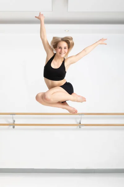 Tänzerin Aktion Tanzstudio — Stockfoto