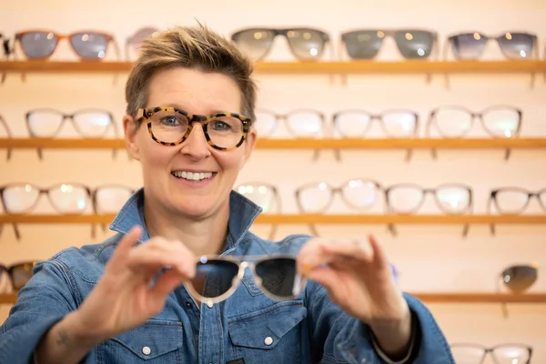 Woman in a eyewear store — Stock Photo, Image