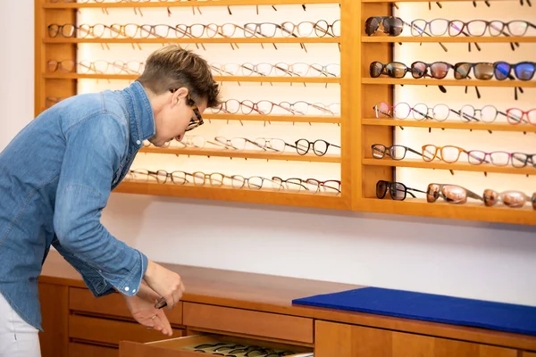 Vrouw in een winkel van brillen — Stockfoto