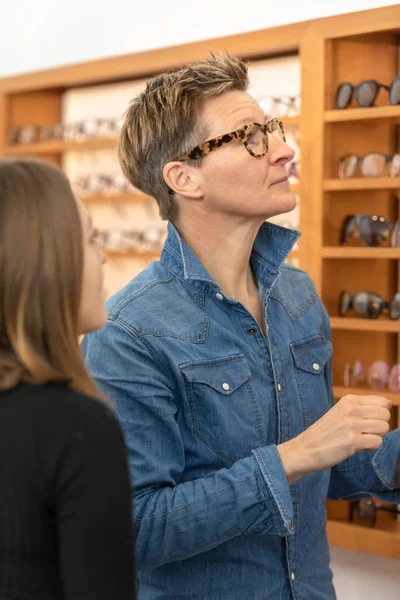 Vrouw in een winkel van brillen — Stockfoto