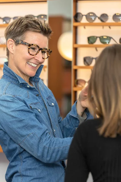 Frau in einem Brillengeschäft — Stockfoto