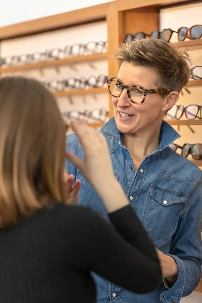 Vrouw in een winkel van brillen — Stockfoto
