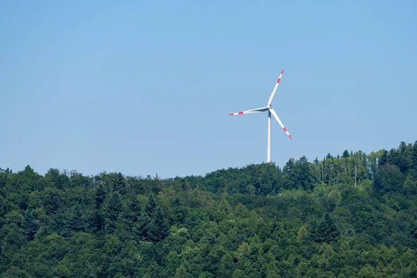 Turbina eólica en el bosque —  Fotos de Stock