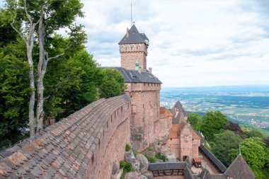 Fransa'da Haut-Koenigsbourg kalesi görünümü