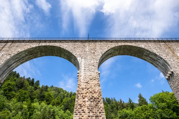 Das Eisenbahnviadukt der Ravennabrücke auf der Hollentalbahn — Stockfoto