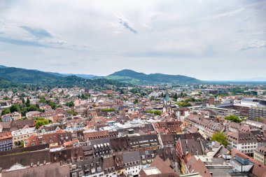 Freiburg şehrinin mimarisinin görünümü, Almanya 