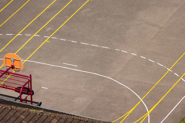 Одинокая баскетбольная площадка — стоковое фото