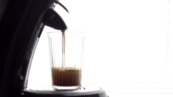Close Van Machine Gieten Koffie Glas Witte Achtergrond — Stockvideo