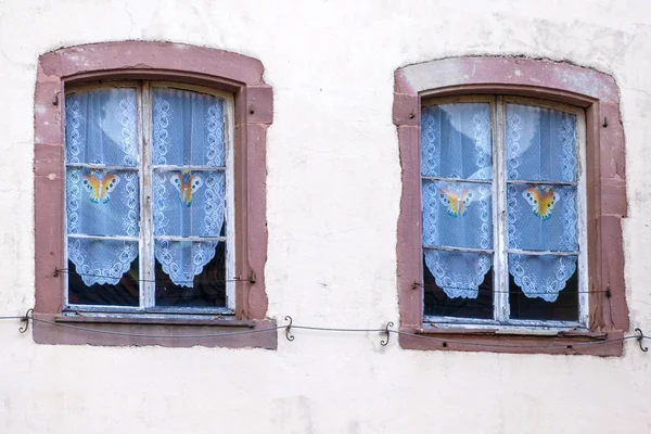 Zwei alte fenster in thann frankreich — Stockfoto