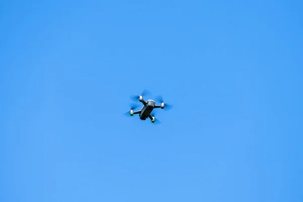 Brinquedo drone azul céu fundo — Fotografia de Stock