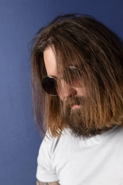 Joven barbudo con pelo largo y gafas de sol —  Fotos de Stock