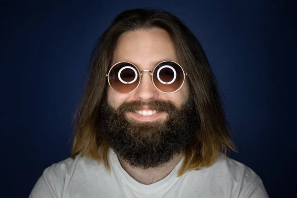 Jovem barbudo com cabelos longos e óculos de sol — Fotografia de Stock