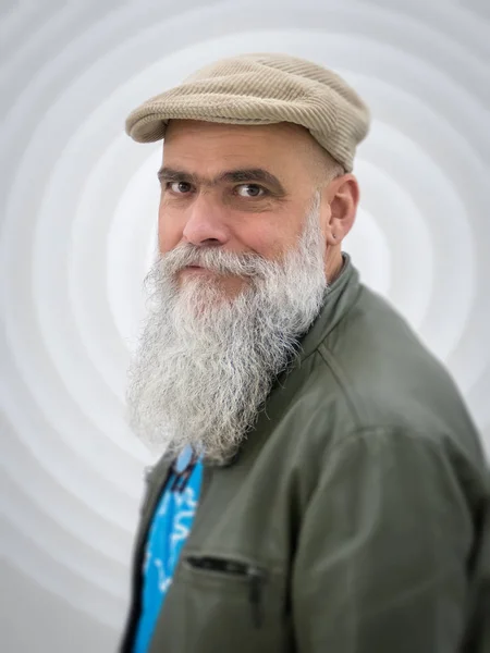 Бородатий чоловік зі шкіряною курткою та капелюхом — стокове фото