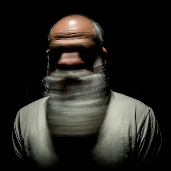 ひげを生やした男の動きぼかし肖像画 — ストック写真