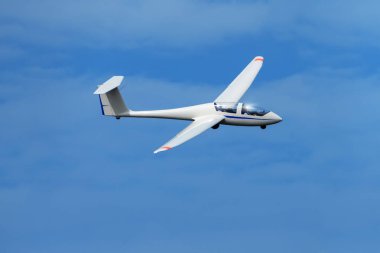 mavi gökyüzünde planör