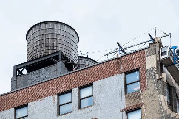 Tipikus víztartály a tetőn egy épület New York City — Stock Fotó