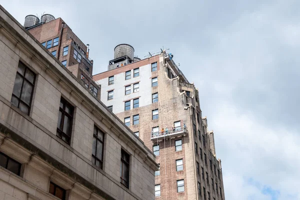 纽约市一座建筑物屋顶上的典型水箱 — 图库照片