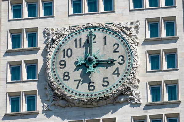 Reloj grande en un edificio en Nueva York —  Fotos de Stock