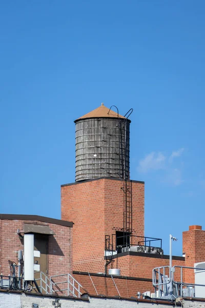 Serbatoio d'acqua tipico sul tetto di un edificio a New York — Foto Stock