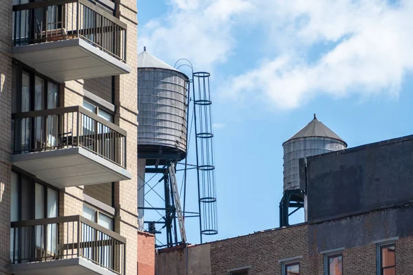 Typická vodní nádrž na střeše budovy v New York City — Stock fotografie