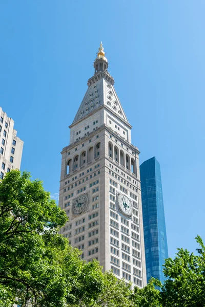 Torre do relógio edifício com uma palavra Trade Center — Fotografia de Stock