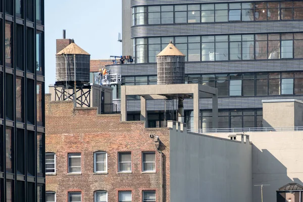 Tanque de água típico no telhado de um edifício em Nova York — Fotografia de Stock
