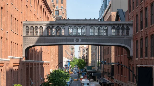 Nova Iorque Manhattan Skybridge entre dois edifícios de tijolos — Fotografia de Stock