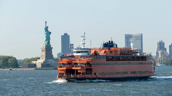 Ferry al centro de Nueva York Estatua de la Libertad —  Fotos de Stock
