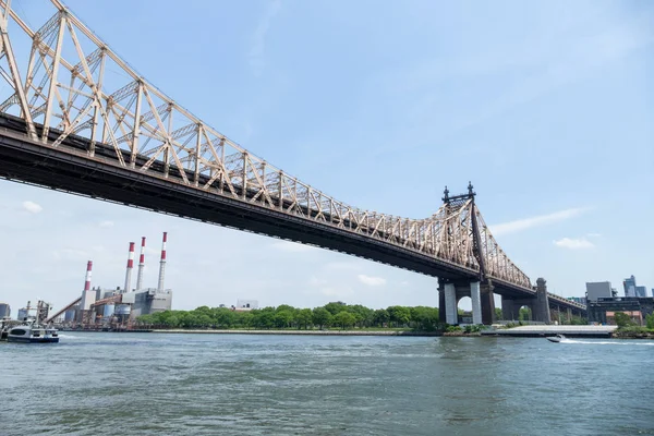 Queensboro Köprüsü ve Ravenswood enerji santrali — Stok fotoğraf