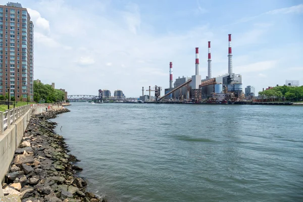 East River en de Ravenswood Power plant — Stockfoto