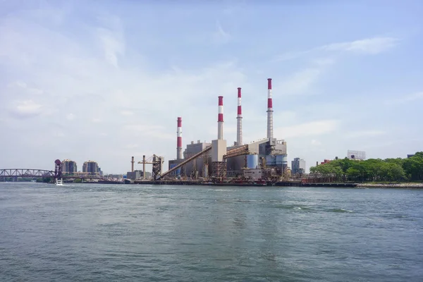 Az East River és a Ravenswood erőmű — Stock Fotó