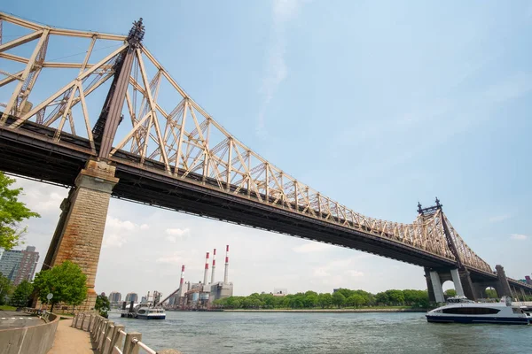 Queensboro Köprüsü ve Ravenswood enerji santrali — Stok fotoğraf