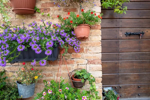 Casa com decoração de flores na Itália — Fotografia de Stock