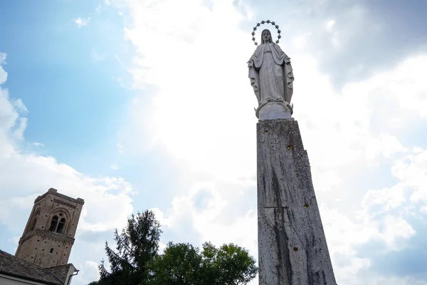 Tipikus Szent Mária-szobor egy dombon Olaszország Marche — Stock Fotó